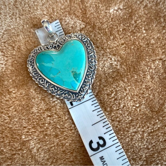 Barse all sterling and turquoise, with blue lighter blue, and splashes of green. - Picture 8 of 9